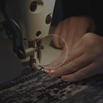 Handgefertigtes Kissen mit organischem Muster in Blau aus Jacquard bei der Verarbeitung