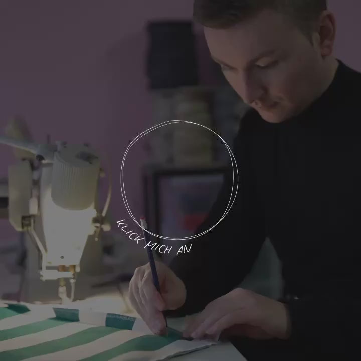 Handgefertigte Outdoor Kissen Forest von another mondaen – Einblick in die Produktion der VACANCES Kollektion