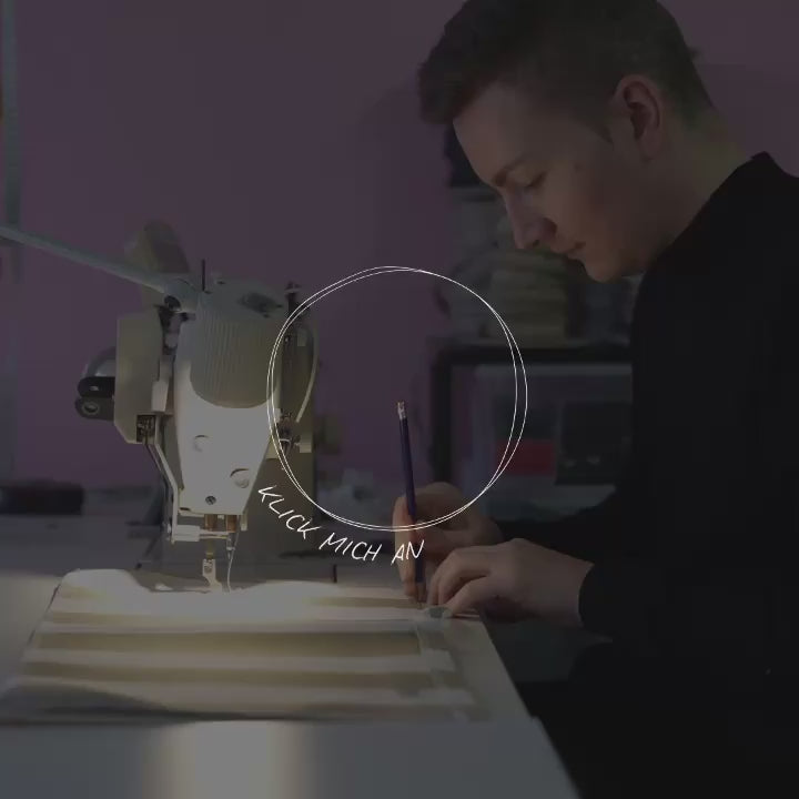 Herstellung eines gestreiften Outdoor Kissens Classic Striped in Taupe und Weiß Kollektion von another mondaen