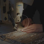 Handgefertigtes Kissen mit organischem Muster aus Jacquard bei der Verarbeitung