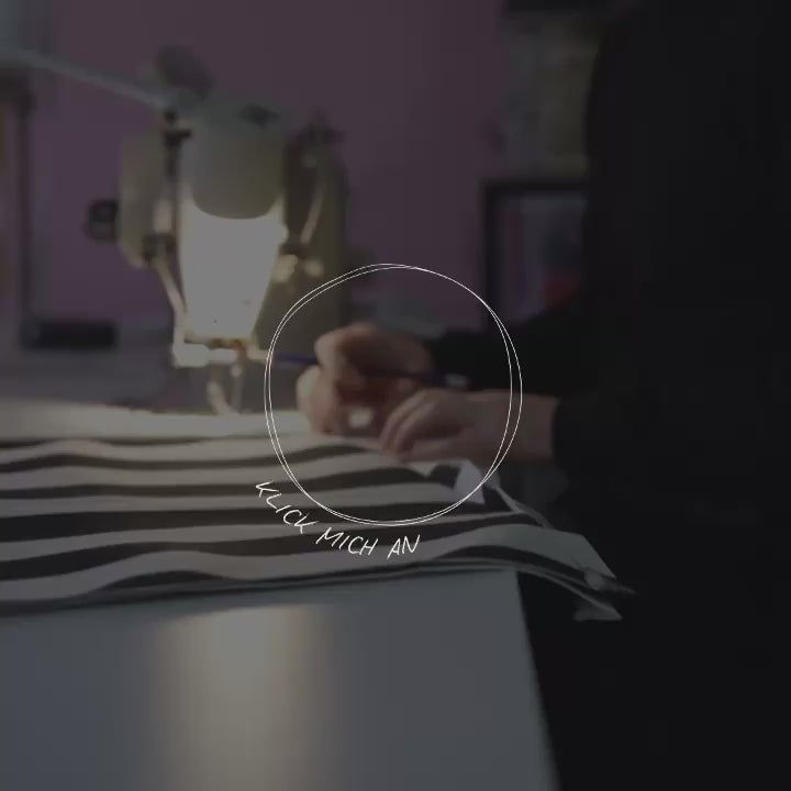 Herstellung eines another mondaen Outdoor Kissens in Graphit – Einblick in die Produktion der VACANCES Kollektion