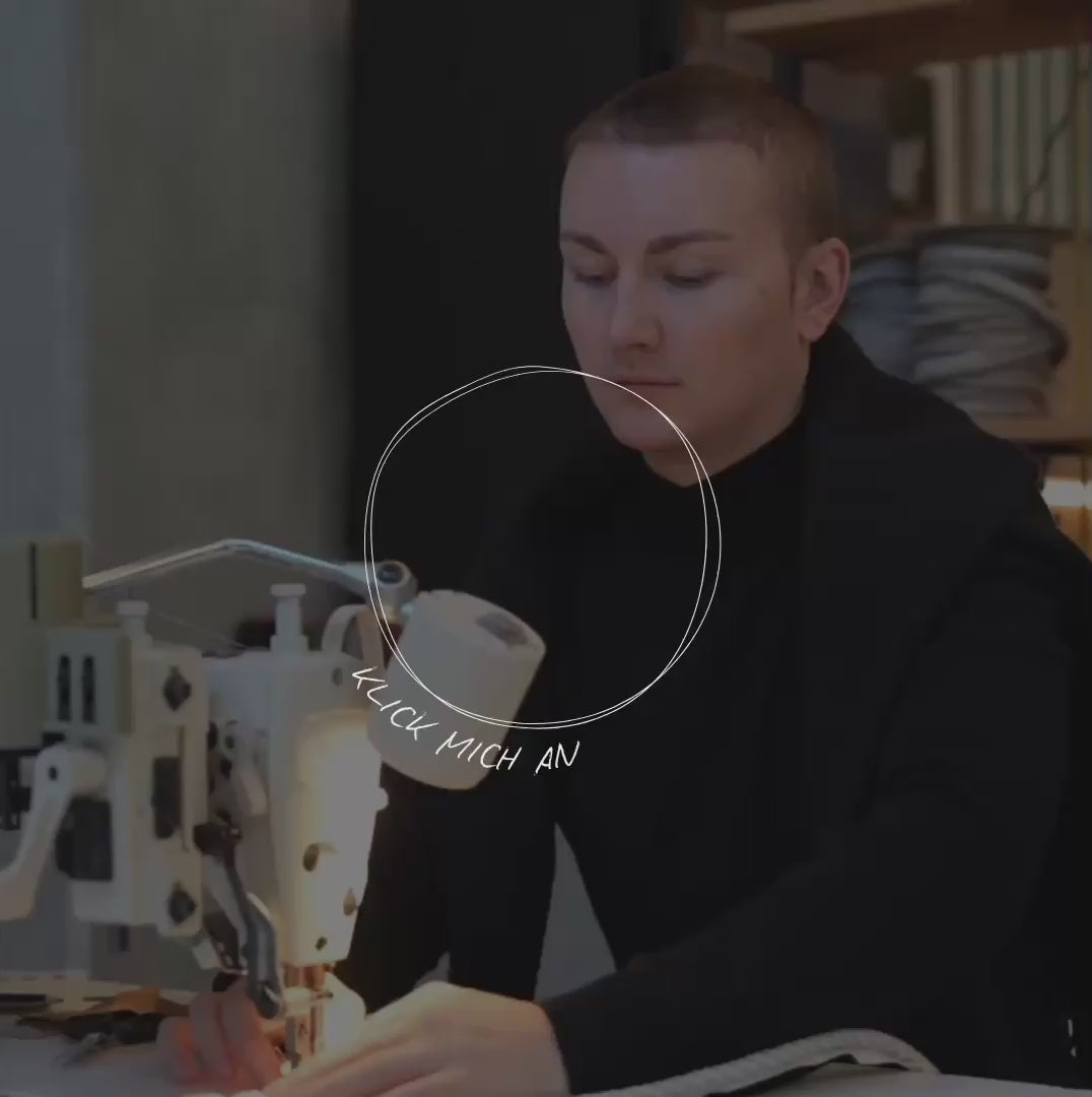 Einblick in die handgefertigte Herstellung eines another mondaen Kissens mit grafischem Jacquardmuster in Weiß und Beige aus der Square Kollektion im Atelier.