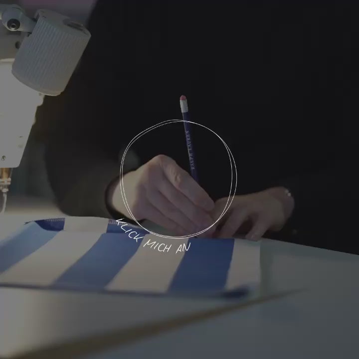 Herstellung eines gestreiften Outdoor Kissens Classic Striped in blau und Weiß Kollektion von another mondaen