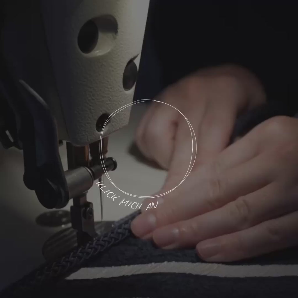 Einblick in die handgefertigte Herstellung eines another mondaen Kissens mit grafischem Jacquardmuster in Navy Blau aus der Square Kollektion im Atelier.