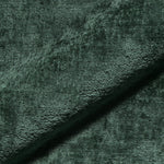 Nahaufnahme des Teddystoffs in forest-grün mit dichter, weicher Struktur – hochwertiges Gewebe der Monochrom Teddy Kissen von another mondaen.