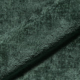 Nahaufnahme des Teddystoffs in forest-grün mit dichter, weicher Struktur – hochwertiges Gewebe der Monochrom Teddy Kissen von another mondaen.