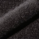 Nahaufnahme des Teddystoffs in schwarz  mit dichter, weicher Struktur – hochwertiges Gewebe der Monochrom Teddy Kissen von another mondaen.