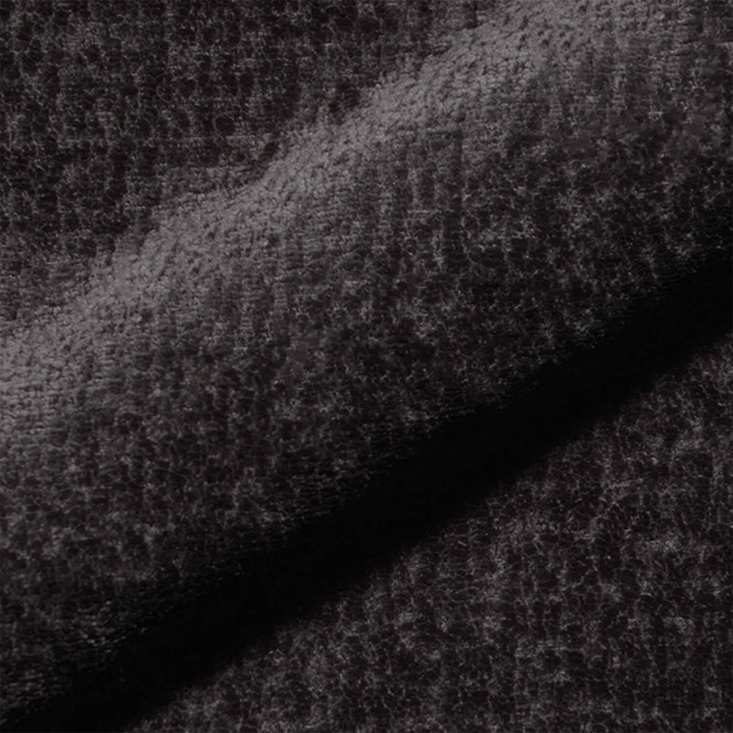 Nahaufnahme des Teddystoffs in schwarz  mit dichter, weicher Struktur – hochwertiges Gewebe der Monochrom Teddy Kissen von another mondaen.