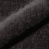 Nahaufnahme des Teddystoffs in schwarz  mit dichter, weicher Struktur – hochwertiges Gewebe der Monochrom Teddy Kissen von another mondaen.