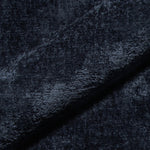Nahaufnahme des Teddystoffs in dunkel blau mit dichter, weicher Struktur – hochwertiges Gewebe der Monochrom Teddy Kissen von another mondaen.