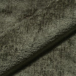 Nahaufnahme des Teddystoffs in Olive-Grün mit dichter, weicher Struktur – hochwertiges Gewebe der Monochrom Teddy Kissen von another mondaen.