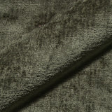 Nahaufnahme des Teddystoffs in Olive-Grün mit dichter, weicher Struktur – hochwertiges Gewebe der Monochrom Teddy Kissen von another mondaen.