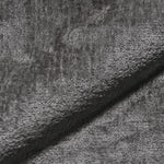 Nahaufnahme des Teddystoffs in grau mit dichter, weicher Struktur – hochwertiges Gewebe der Monochrom Teddy Kissen von another mondaen.