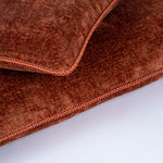Rotes Teddy Uni Kissen mit feinem Keder-Detail