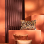 Rote Uni Kissen in Roter und Cinnamon monochromer Interior Umgebung mit Sonnenlicht