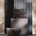 Schwarzes Uni Kissen in monochromer Interior-Inszenierung, Perspektive von vorne mit Sonnenlicht