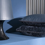 blaues Uni Kissen in Navy in monochromem Interior mit Sonnenlicht