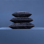Blaue Uni Kissen in monochromer Interior-Inszenierung, Perspektive von vorne