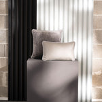 Graue Uni Kissen in monochromer Interior-Inszenierung, Perspektive von vorne mit Sonnenlicht