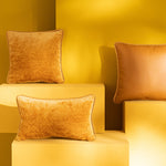 Gelbes Uni Kissen in Sunflower in monochromem Interior mit Sonnenlicht