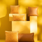 Gelbe Uni Kissen in Sunflower in monochromem Interior mit Sonnenlicht